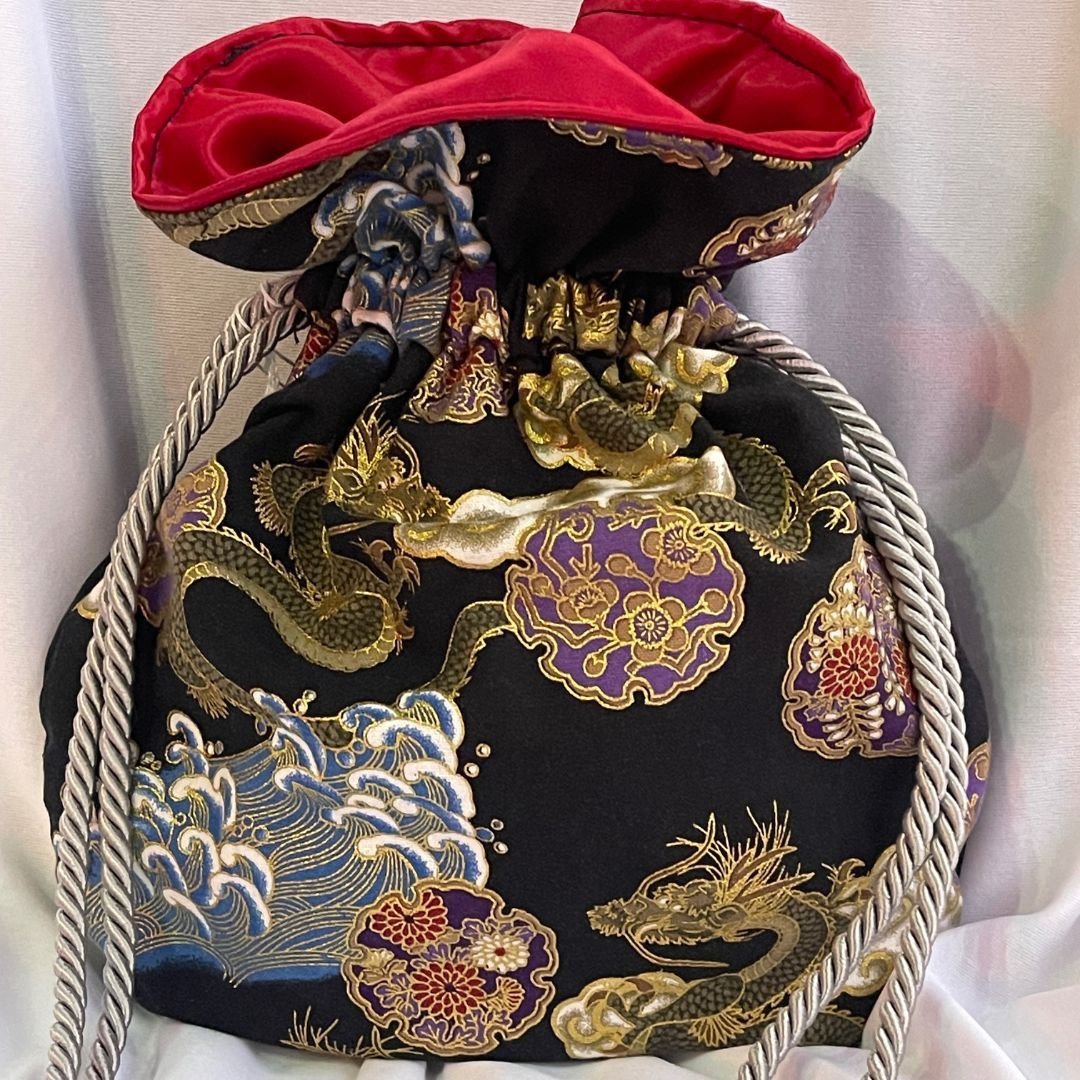 BOLSA LIZA DALBY EM TECIDO JAPONÊS DE ALGODÃO PRETO DOURADO COM SEDA NA PARTE DE TRÁS