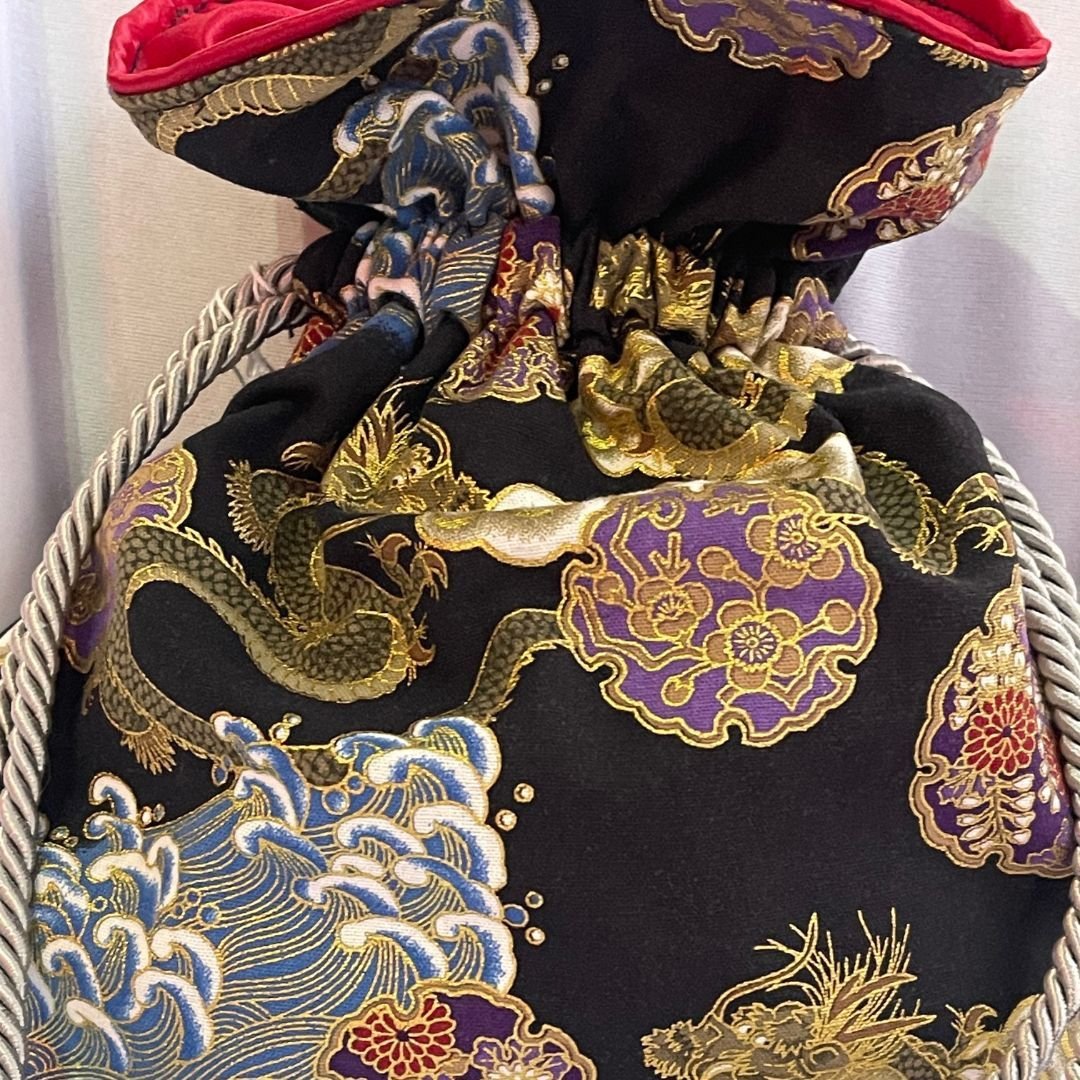 BOLSA LIZA DALBY EM TECIDO JAPONÊS DE ALGODÃO PRETO DOURADO COM SEDA NA PARTE DE TRÁS