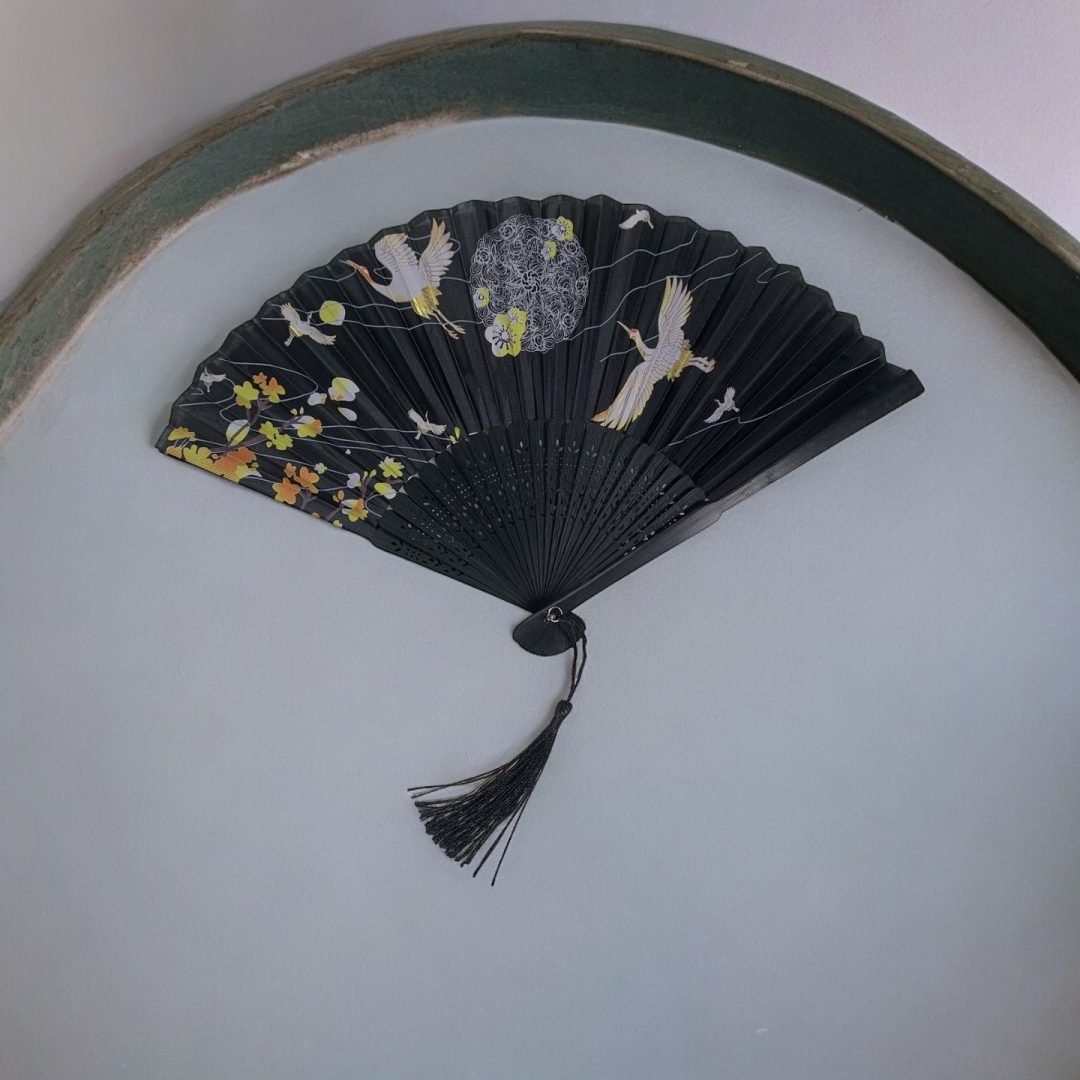 Leque japonês preto com grou