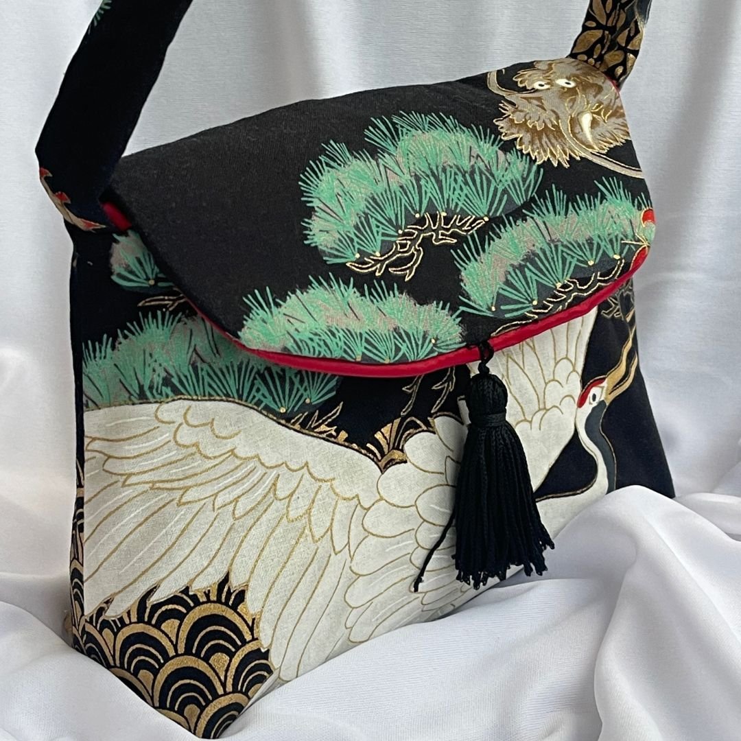 TSURU TORI 鶴鳥 BOLSO EN TELA JAPONESA DE ALGODÓN NEGRO CON DETALLES EN COLOR DORADO Y VERDE