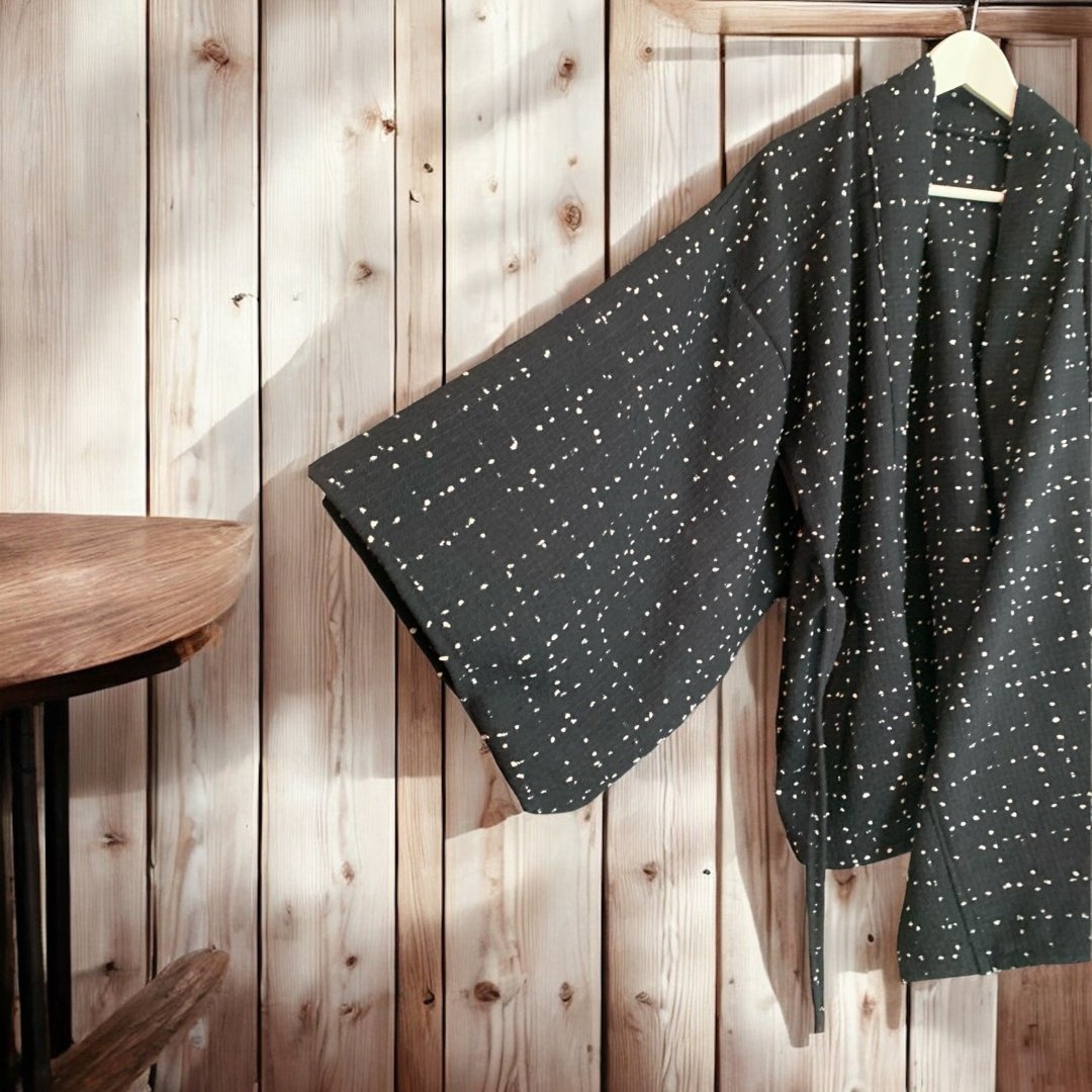 Kimono Haori Preto com pontos brancos