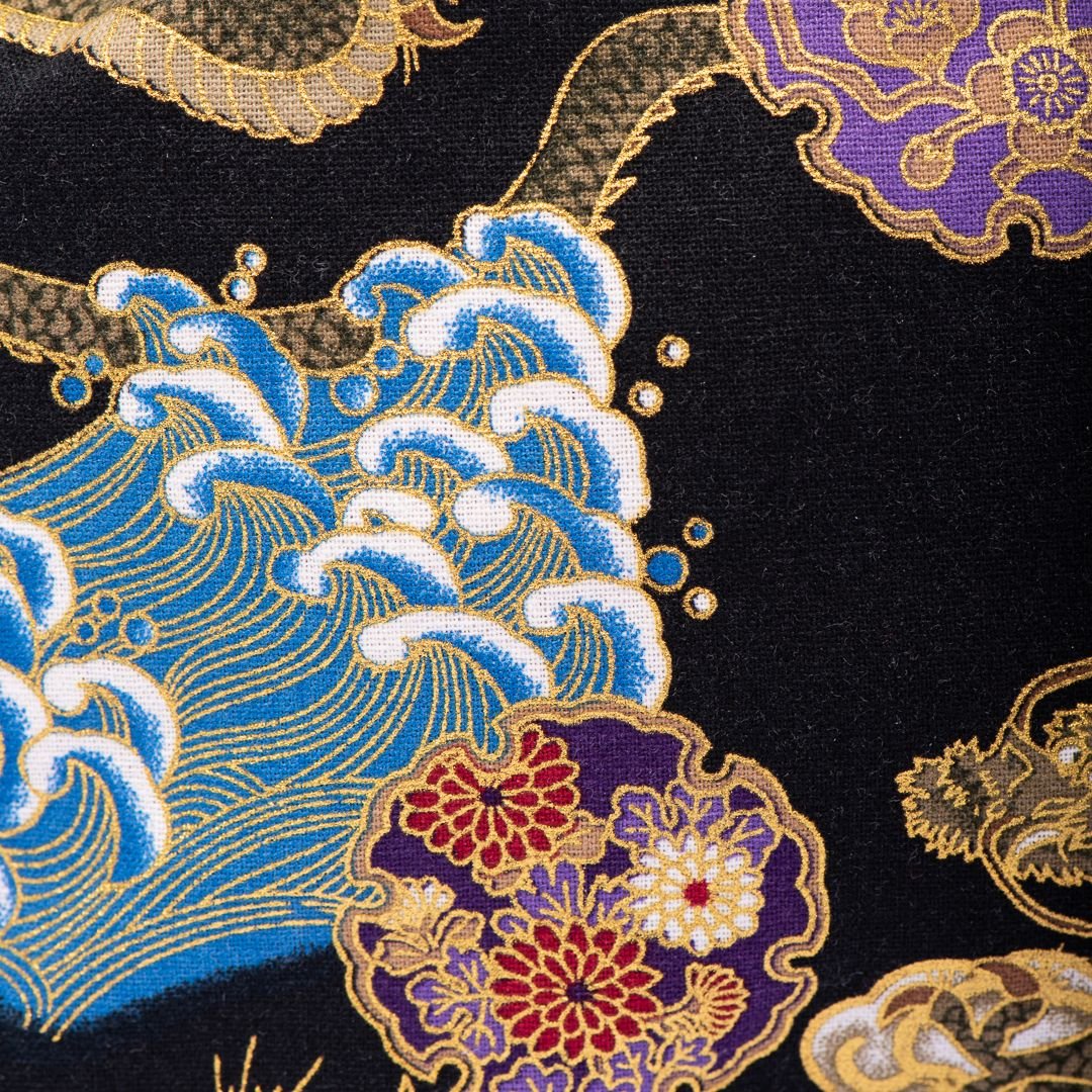 BOLSA LIZA DALBY EM TECIDO JAPONÊS DE ALGODÃO PRETO DOURADO COM SEDA NA PARTE DE TRÁS