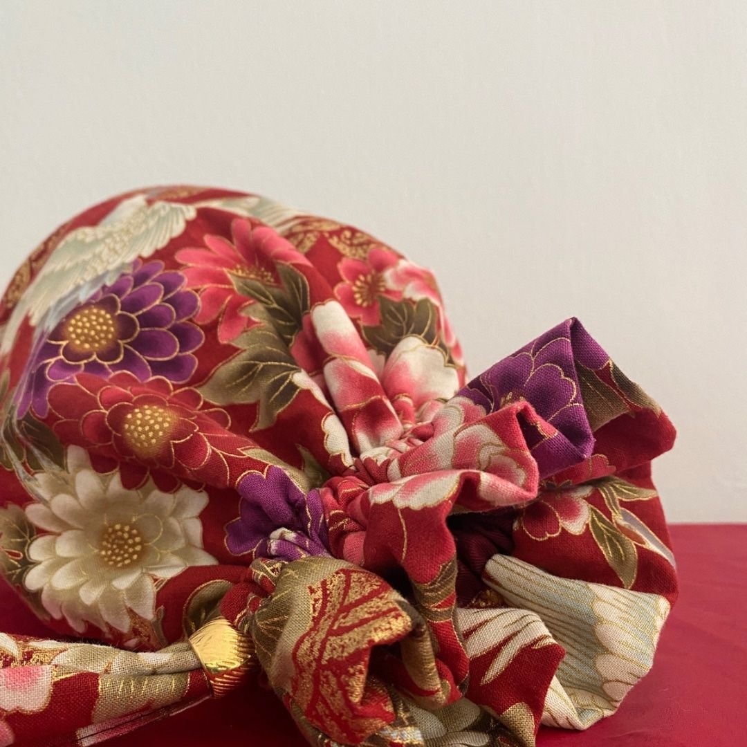 KIHARU NAKAMURA 中村 喜春 TESSUTO DI COTONE ROSSO INTENSO CON GRU BIANCHE E ANELLO PLACCATO ORO