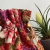 KIHARU NAKAMURA 中村 喜春 TESSUTO DI COTONE ROSSO INTENSO CON GRU BIANCHE E ANELLO PLACCATO ORO