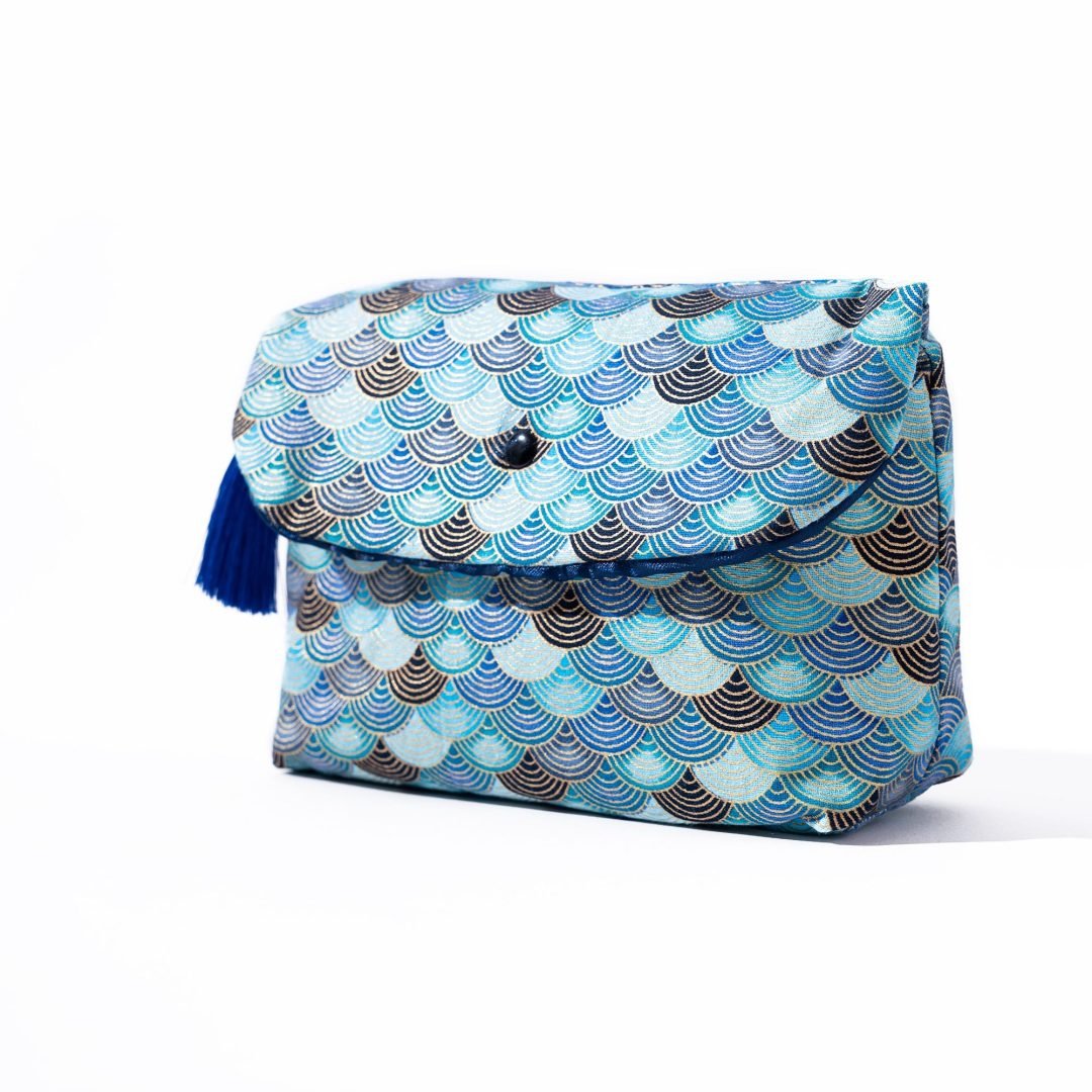 BOLSA JAPONESA SEIGAIHA 青海波 EM AZUL-ÁGUA CLARO COM ONDAS DOURADAS E TAFETÁ DE LINHO 21*17CM 100% FEITA À MÃO