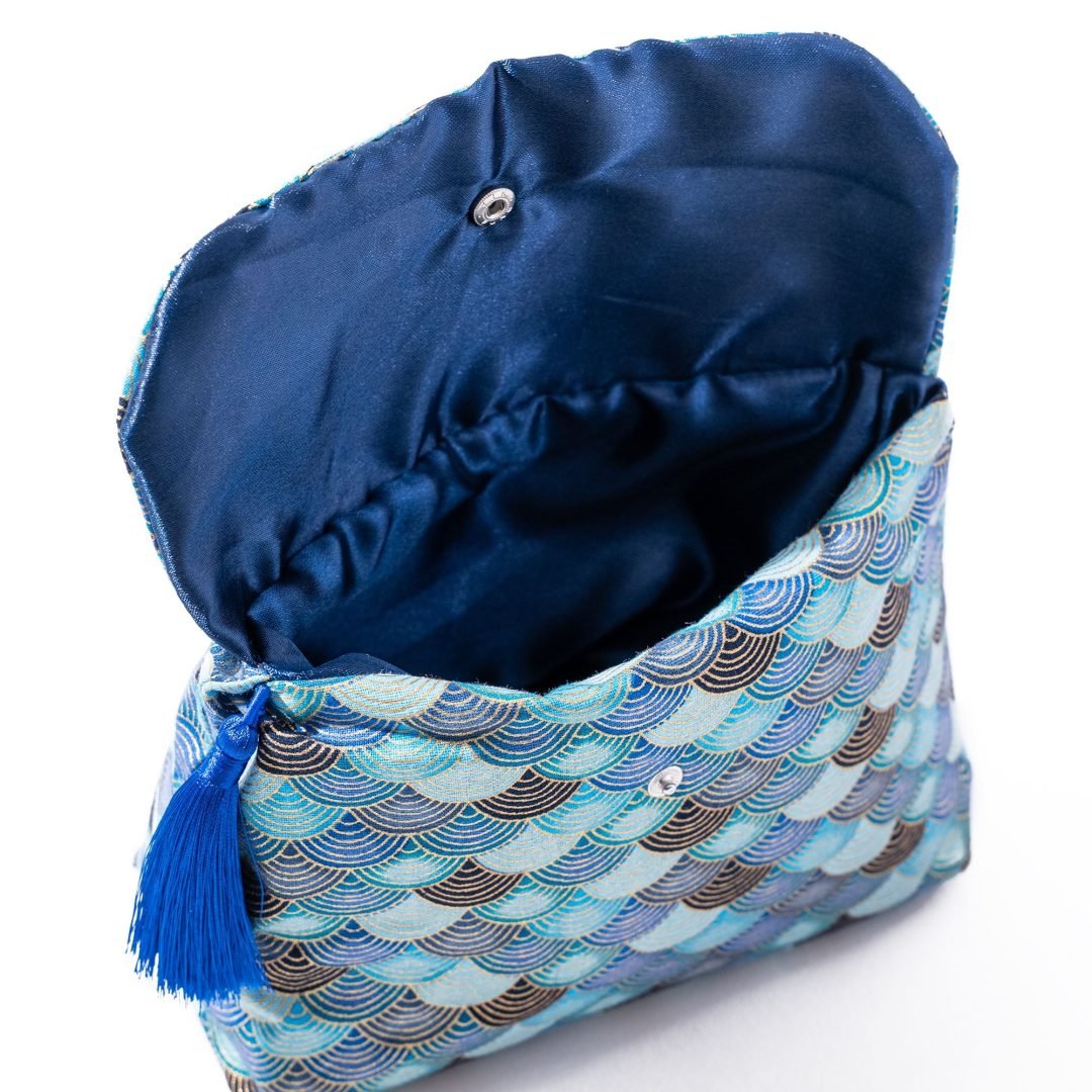 BOLSA JAPONESA SEIGAIHA 青海波 EM AZUL-ÁGUA CLARO COM ONDAS DOURADAS E TAFETÁ DE LINHO 21*17CM 100% FEITA À MÃO