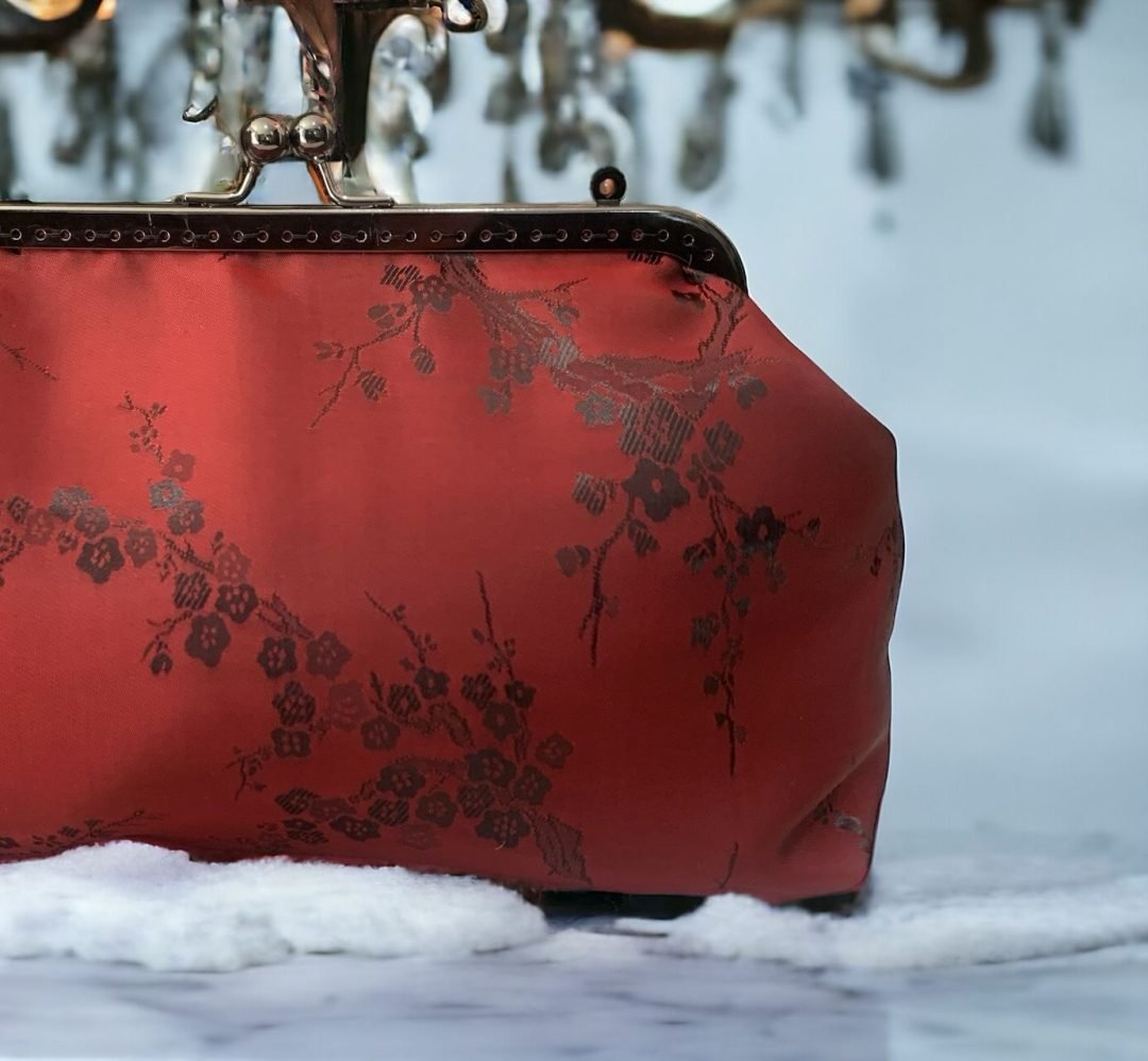 SACO DE EMBRAIAGEM VERMELHO COM ABA EM JACQUARD