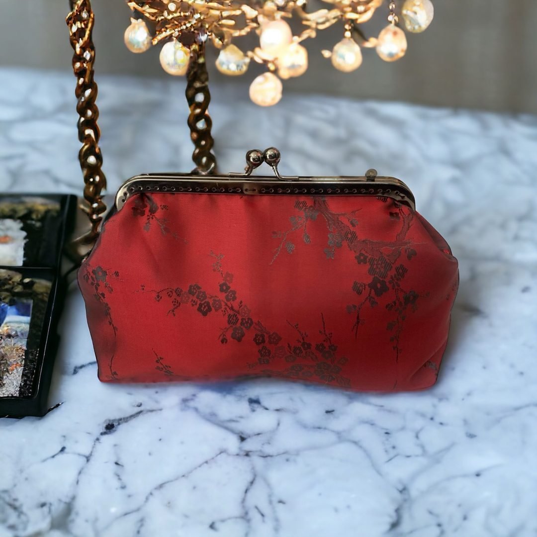 SACO DE EMBRAIAGEM VERMELHO COM ABA EM JACQUARD