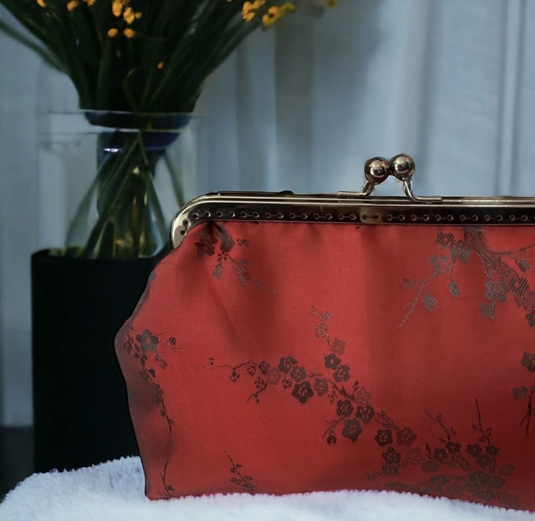 SACO DE EMBRAIAGEM VERMELHO COM ABA EM JACQUARD