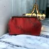 SACO DE EMBRAIAGEM VERMELHO COM ABA EM JACQUARD