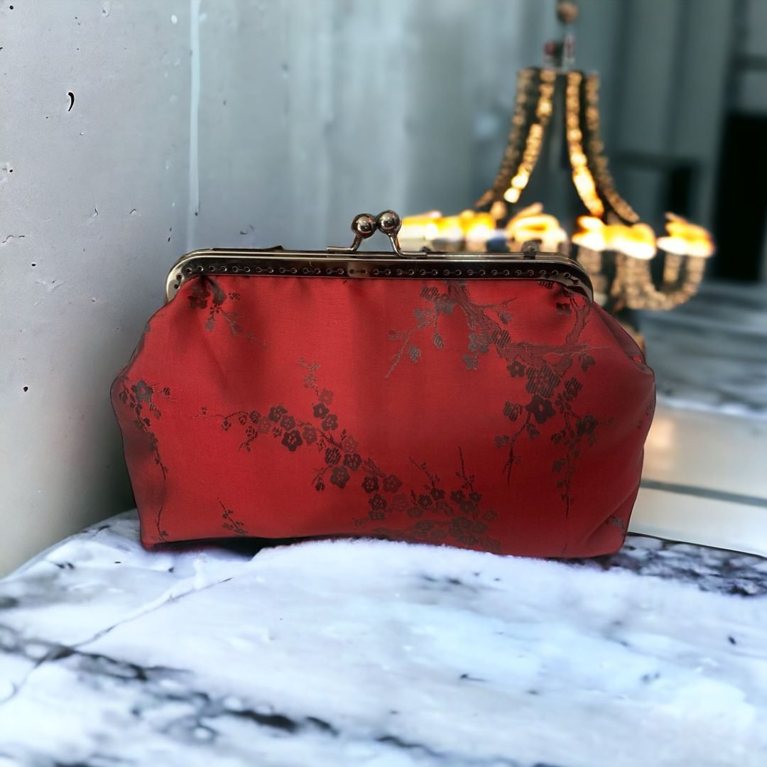 SACO DE EMBRAIAGEM VERMELHO COM ABA EM JACQUARD