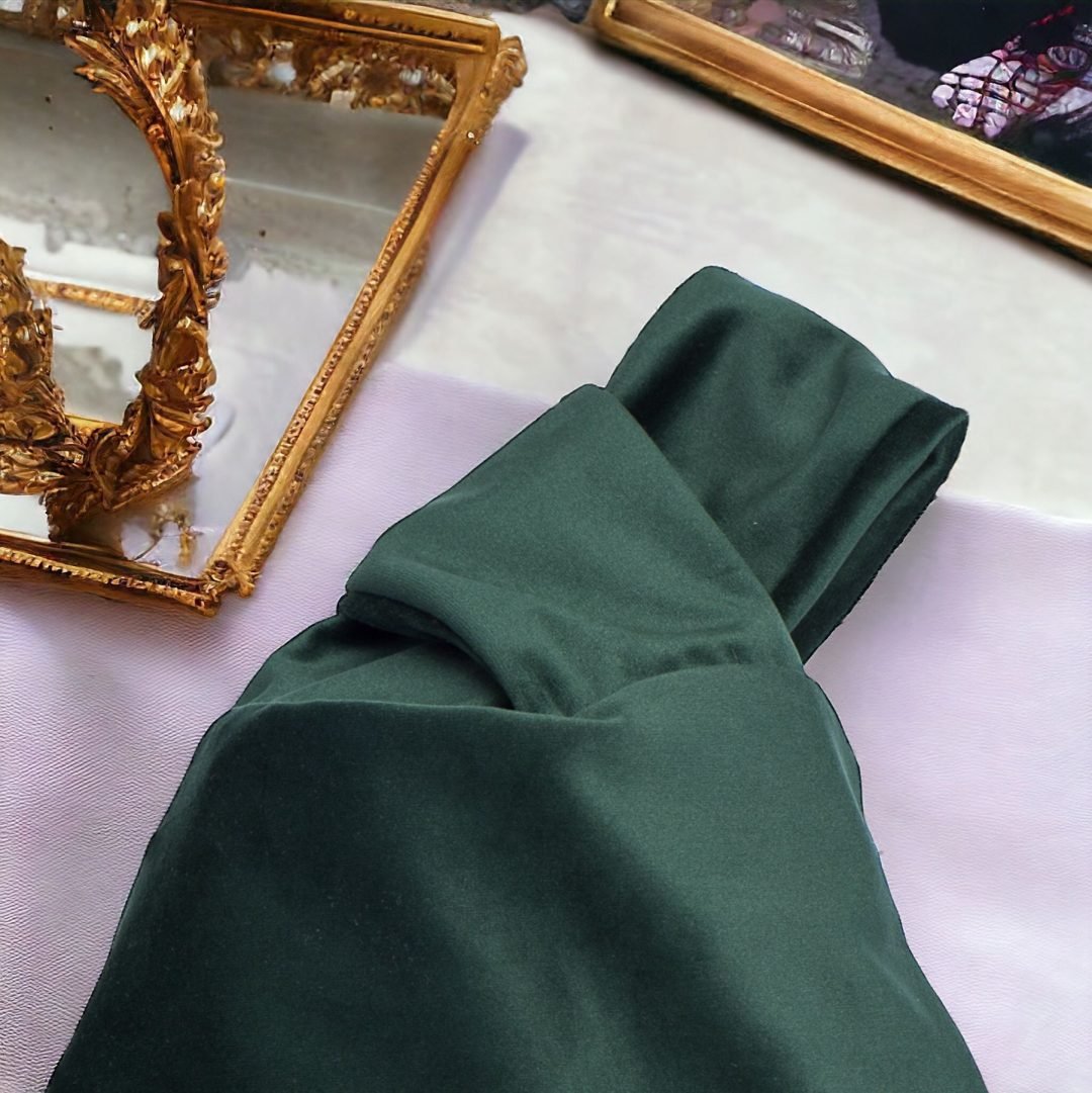 KNOT BAG IN FOREST GREEN VELVET FABRIC AND WHITE PEARLS
