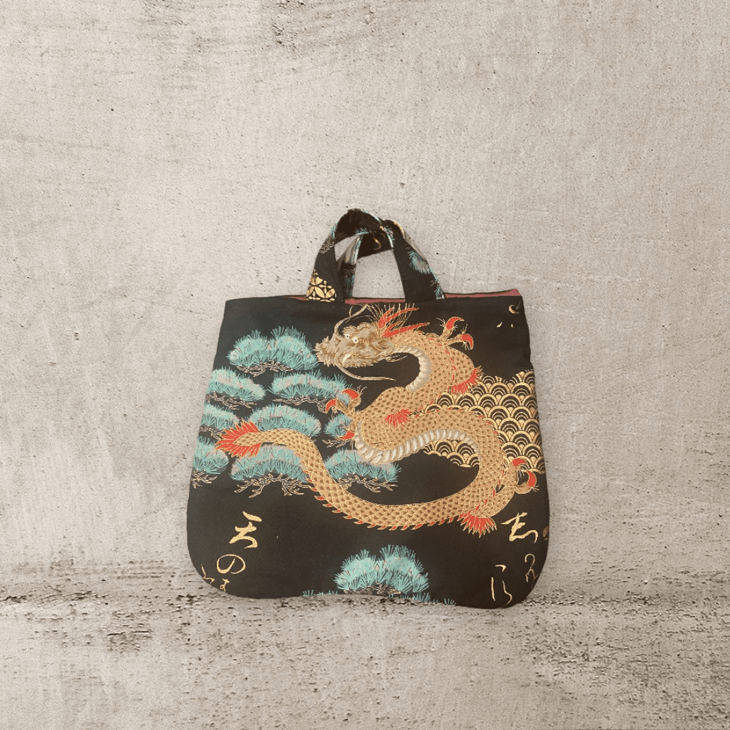 SACO TOTE TSURU TORI 鶴鳥 EM TECIDO JAPONÊS DE ALGODÃO PRETO COM PORMENORES DOURADOS E VERDES E MAGENTA PROFUNDO