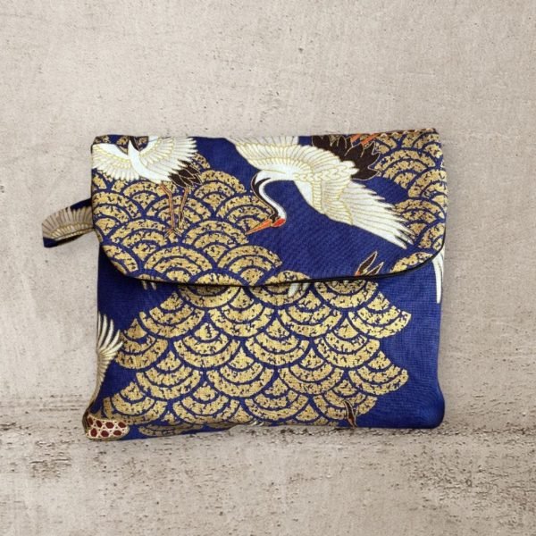 TSURU TORI 鶴鳥 HANDTASCHE AUS TIEFBLAUEM JAPANISCHEM BAUMWOLLSTOFF MIT GOLDFARBENEN UND SCHWARZEN DETAILS