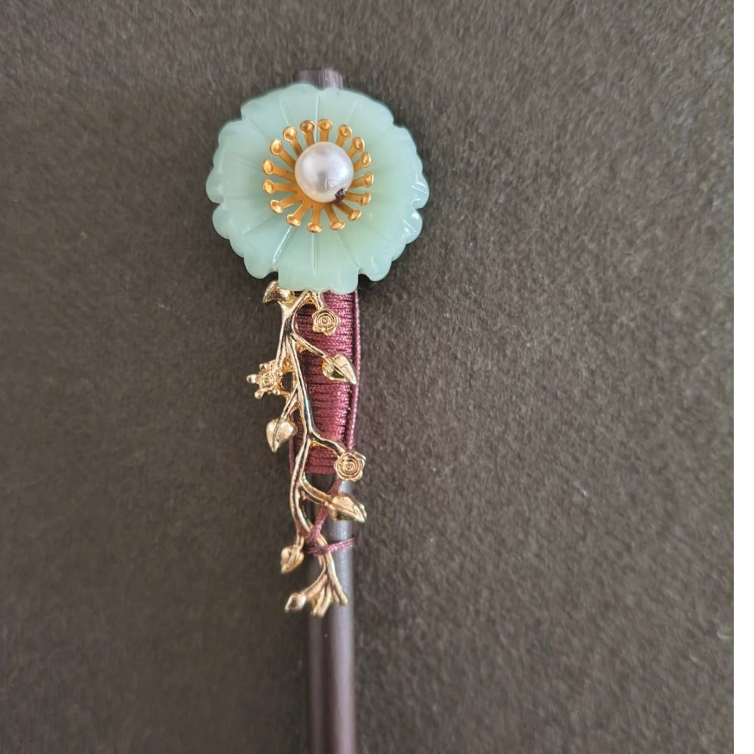Hair Pin Light Green and tiny leaves Thimble