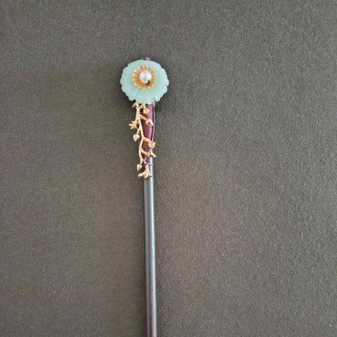 Hair Pin Light Green and tiny leaves Thimble