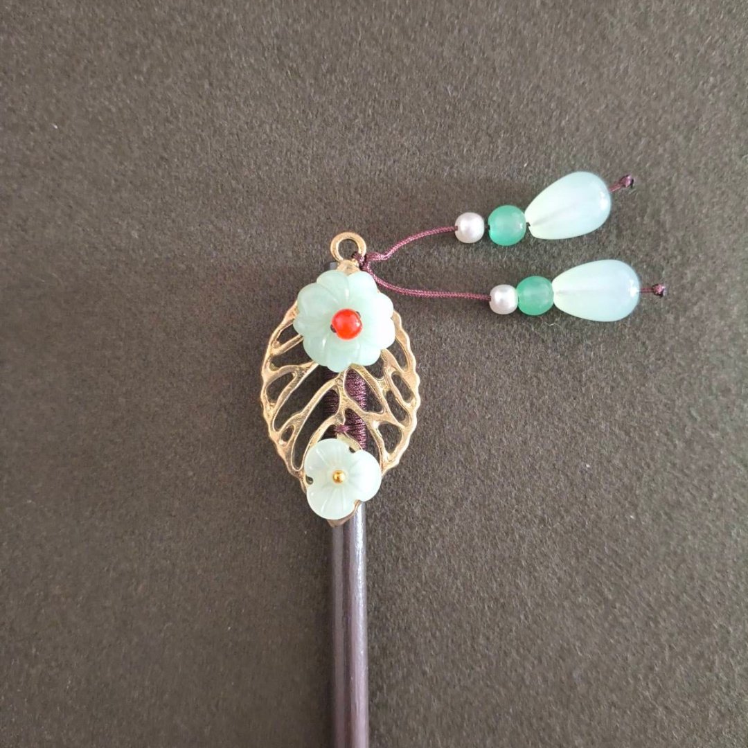 Hair Pin Light Green and Leaf Thimble