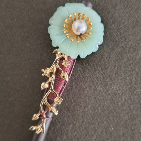 Hair Pin Light Green and tiny leaves Thimble