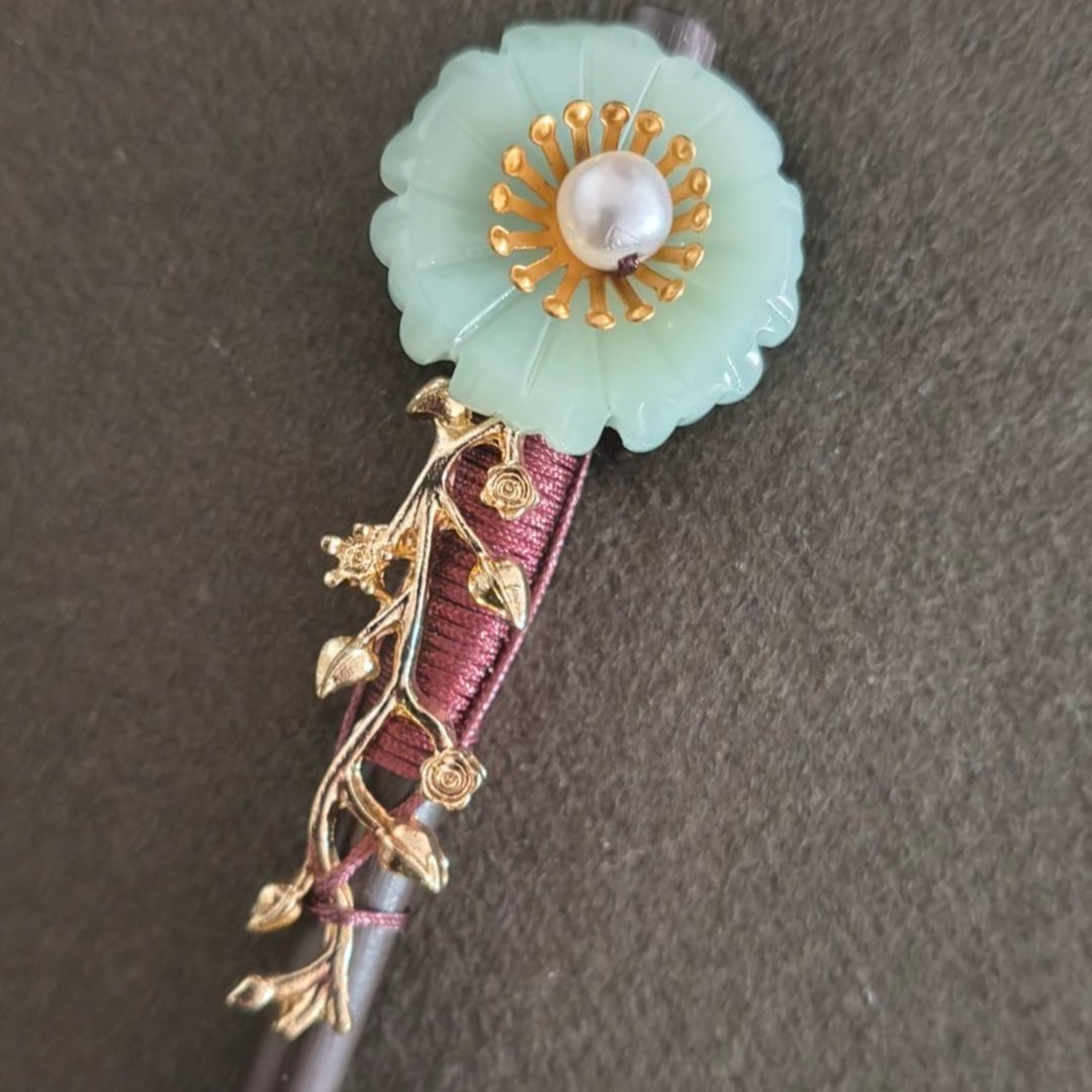 Hair Pin Light Green and tiny leaves Thimble